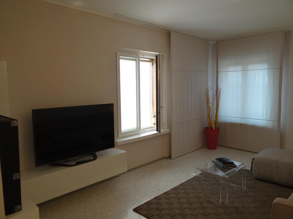 Theater Verona Luxury Apartment Room photo